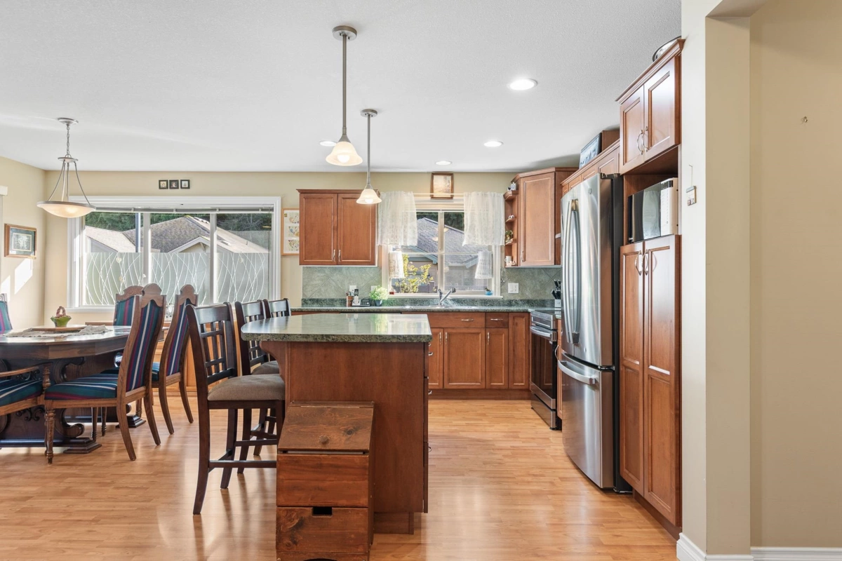 Kitchen Photo of 100 46000 Thomas Road, Chilliwack, BC