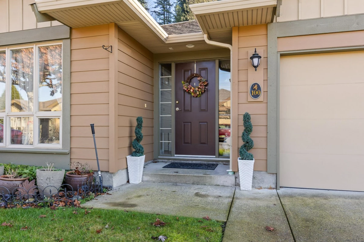 Living Room Photo of 100 46000 Thomas Road, Chilliwack, BC
