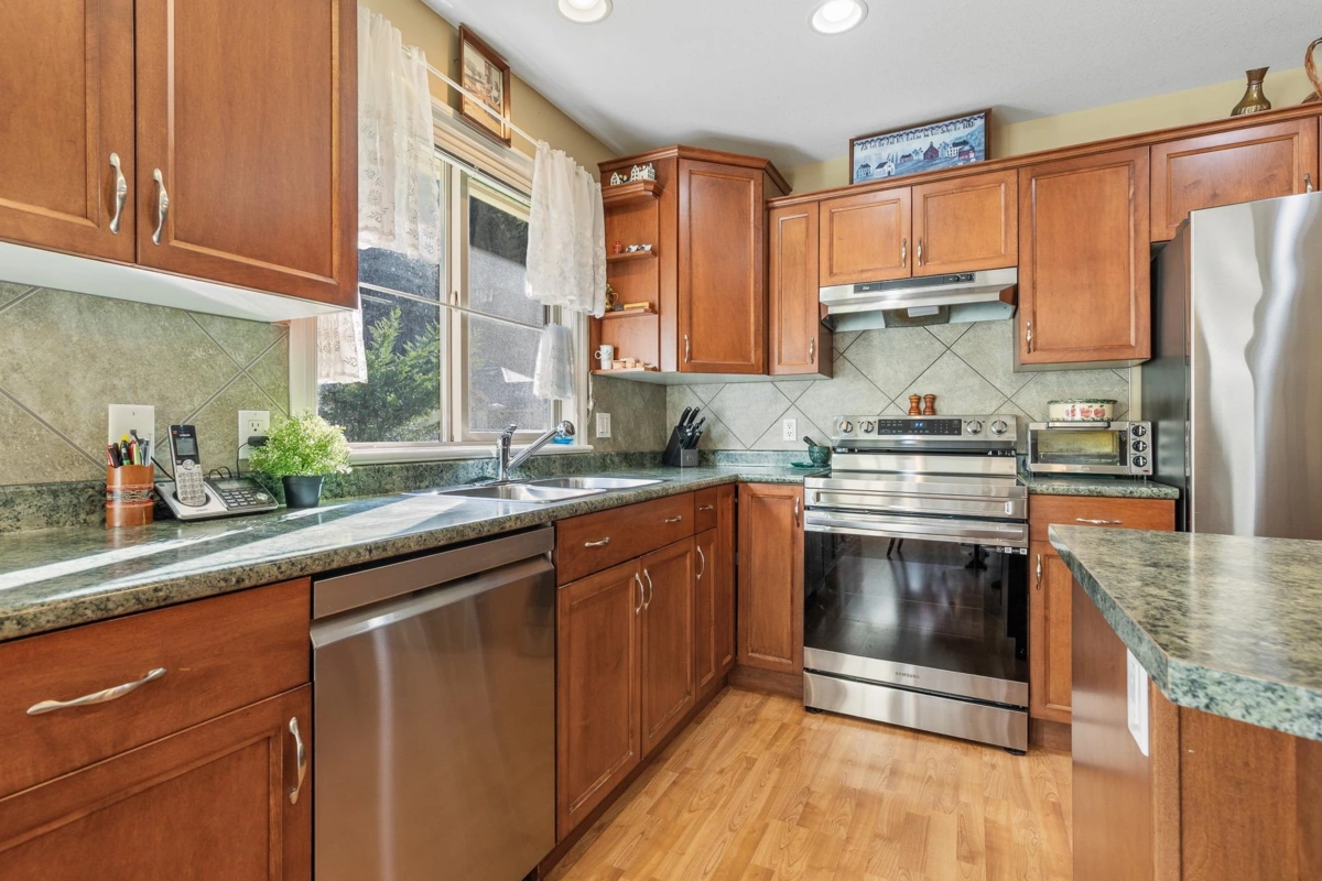 Primary Bathroom Photo of 100 46000 Thomas Road, Chilliwack, BC