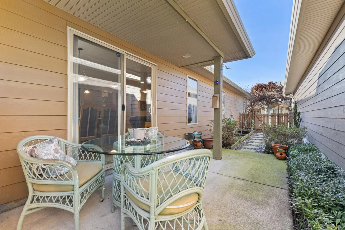 Swimming Pool Photo of 100 46000 Thomas Road, Chilliwack, BC