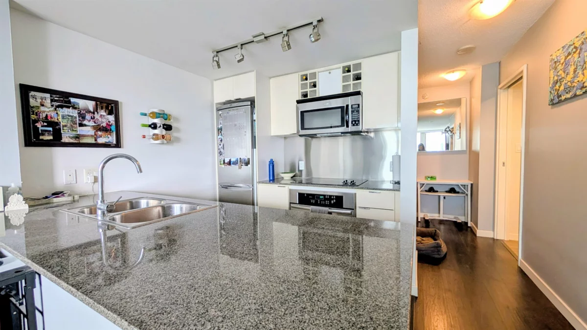 Kitchen Island Photo of 3301 233 Robson Street, Vancouver, BC