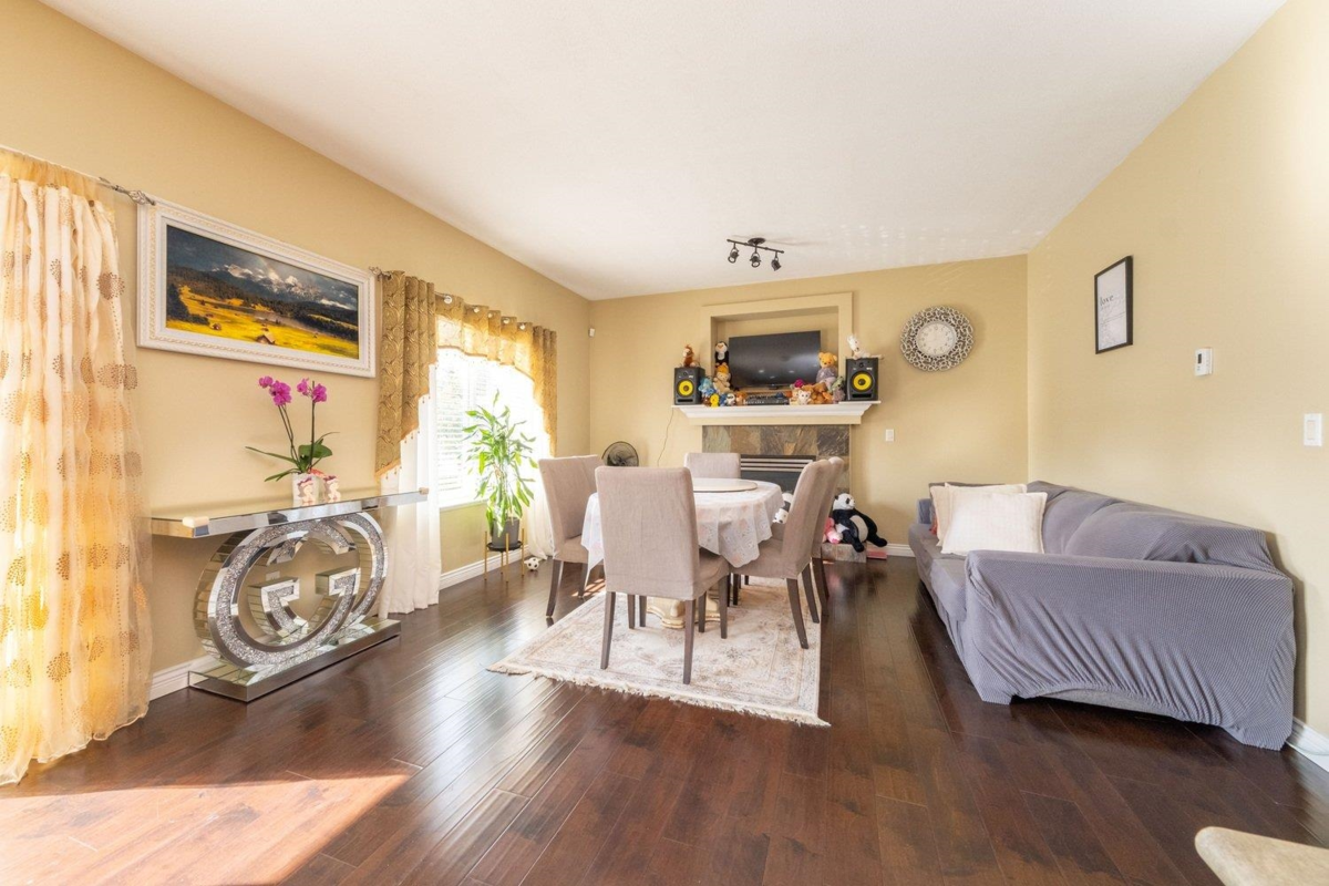 Kitchen Island Photo of 23622 111a Avenue, Maple Ridge, BC