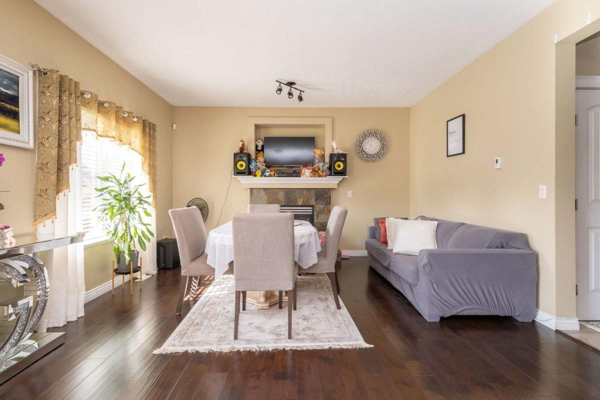 Kitchen Photo of 23622 111a Avenue, Maple Ridge, BC