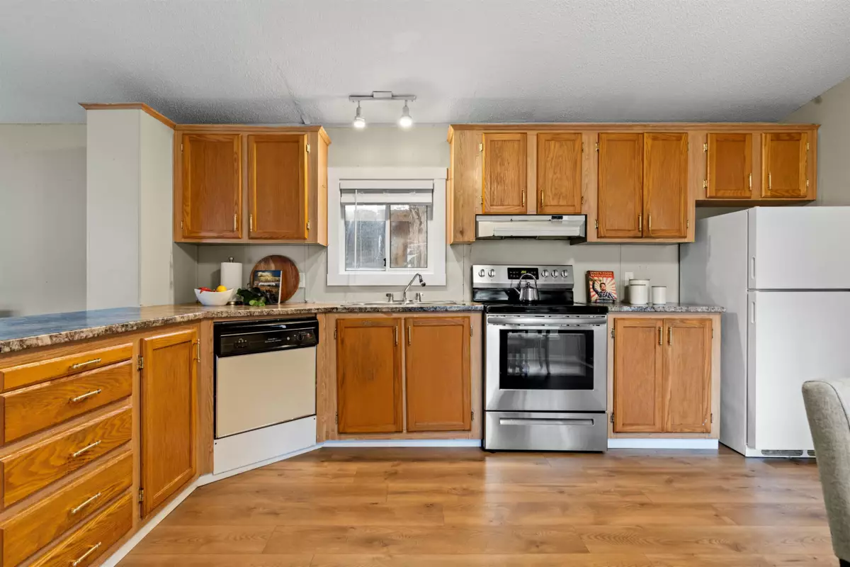 Kitchen Island Photo of 216 45835 Sleepy Hollow Road, Cultus Lake, BC