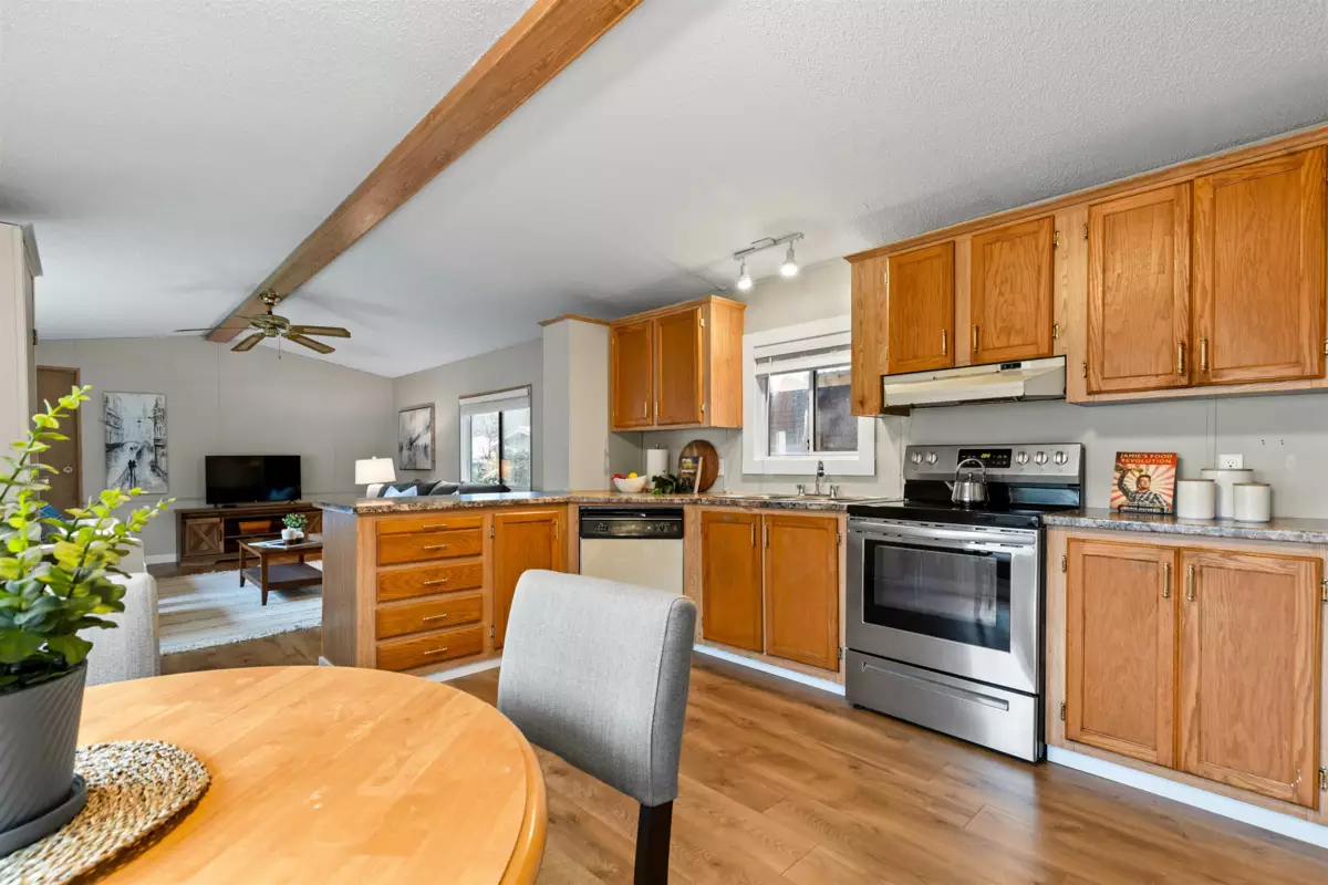 Kitchen Photo of 216 45835 Sleepy Hollow Road, Cultus Lake, BC