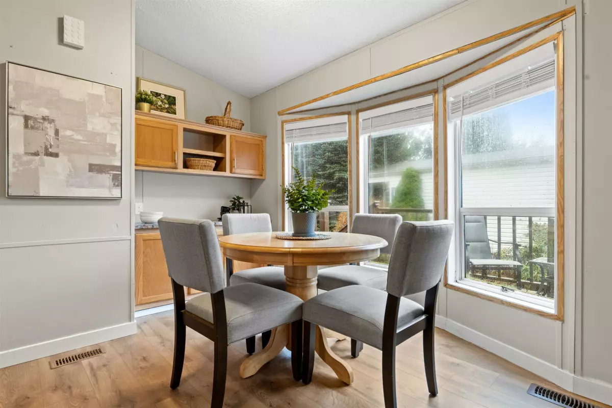 Walk-In Closet Photo of 216 45835 Sleepy Hollow Road, Cultus Lake, BC