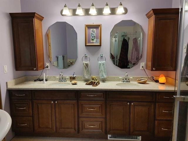 Kitchen Island Photo of 12702 Cathy Crescent, Mission, BC