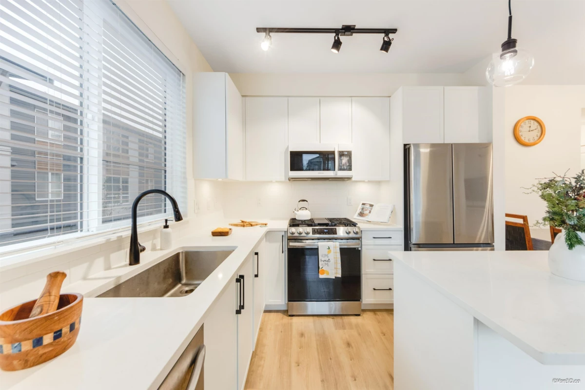 Kitchen Island Photo of 207 19935 75a Avenue, Langley, BC