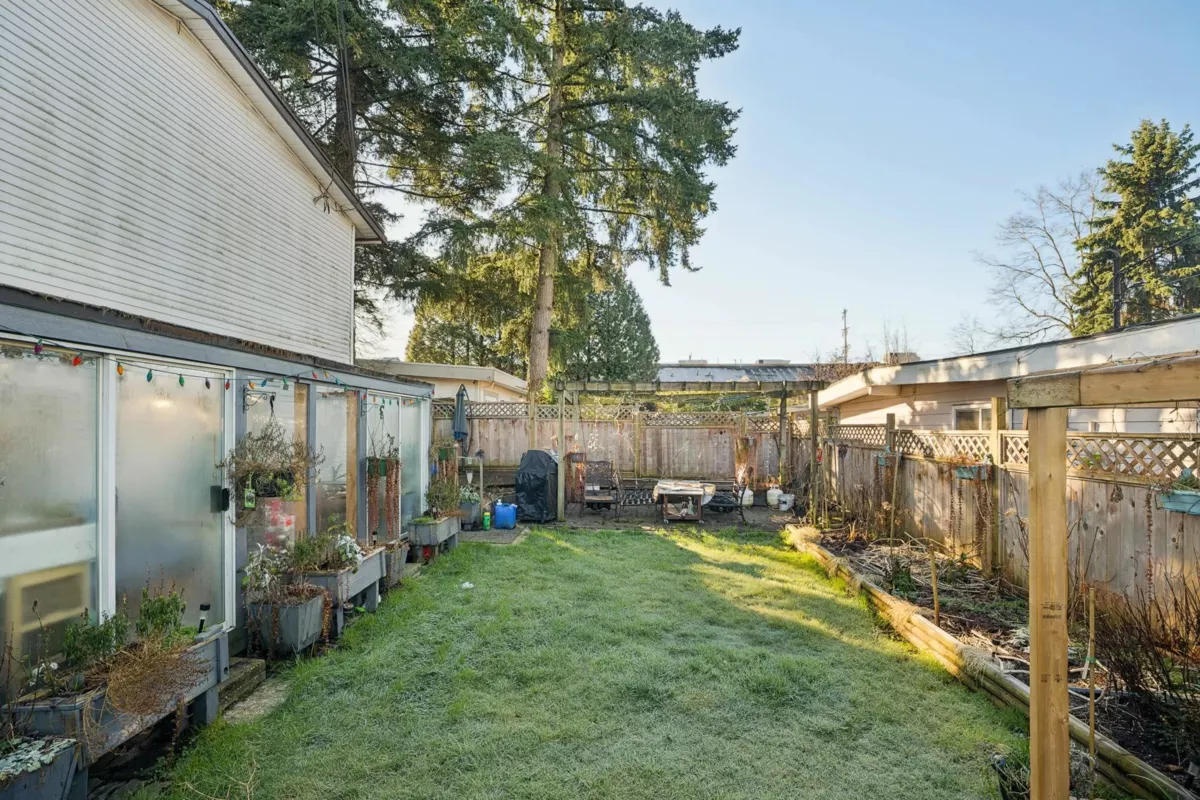 Kitchen Island Photo of 22680 Brown Avenue, Maple Ridge, BC