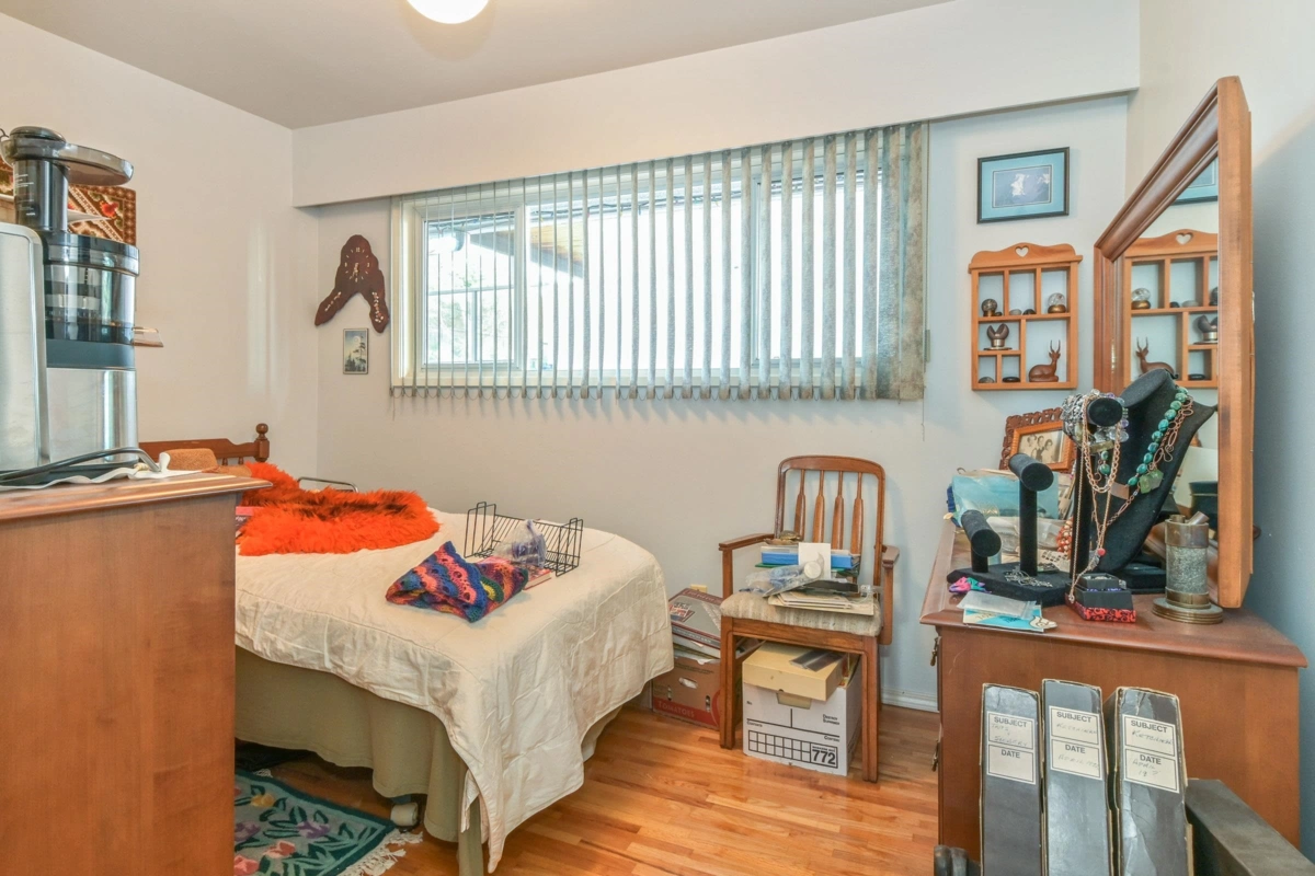 Breakfast Nook Photo of 15761 Cliff Avenue, White Rock, BC