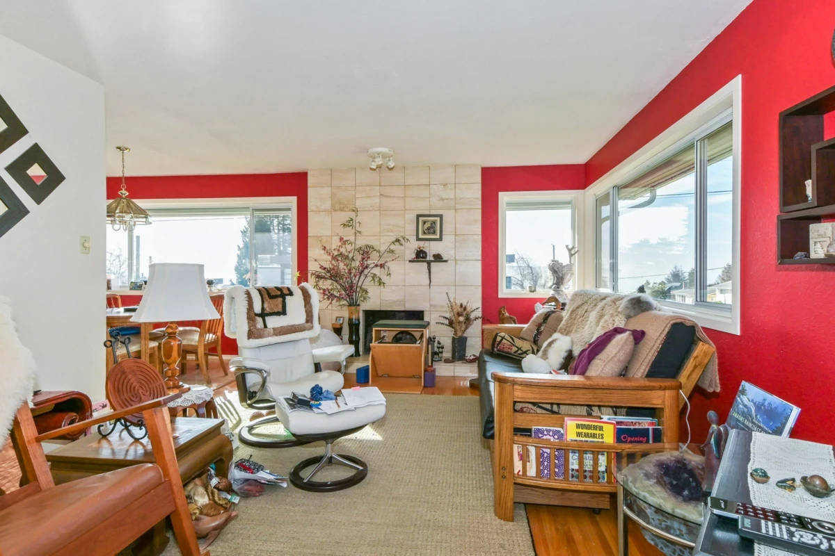 Dining Area Photo of 15761 Cliff Avenue, White Rock, BC