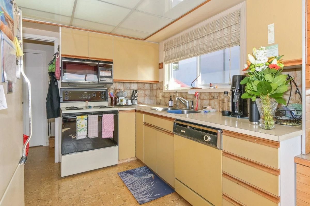 Family Room Photo of 15761 Cliff Avenue, White Rock, BC