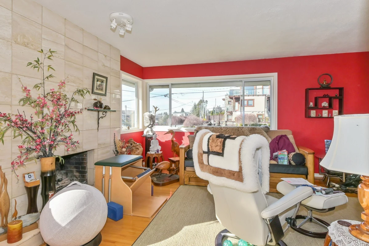 Kitchen Photo of 15761 Cliff Avenue, White Rock, BC