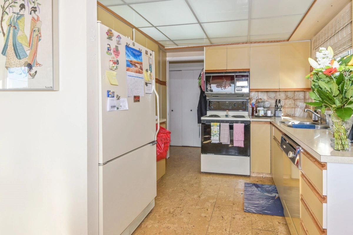 Living Room Photo of 15761 Cliff Avenue, White Rock, BC