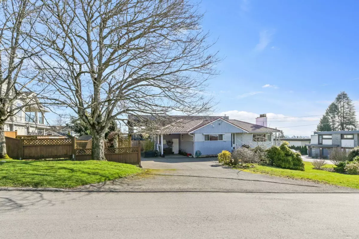 Powder Room Photo of 15761 Cliff Avenue, White Rock, BC