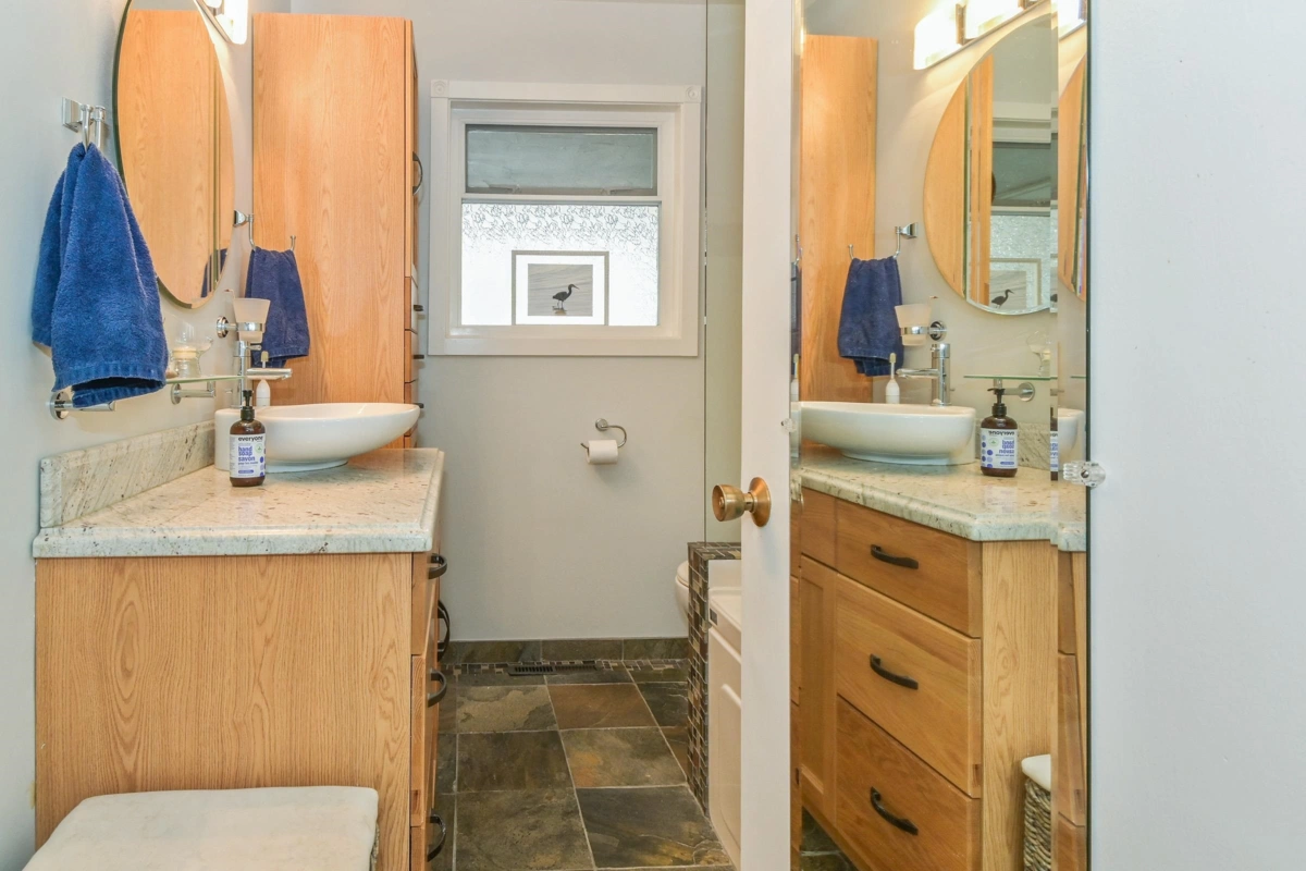 Primary Bedroom Photo of 15761 Cliff Avenue, White Rock, BC