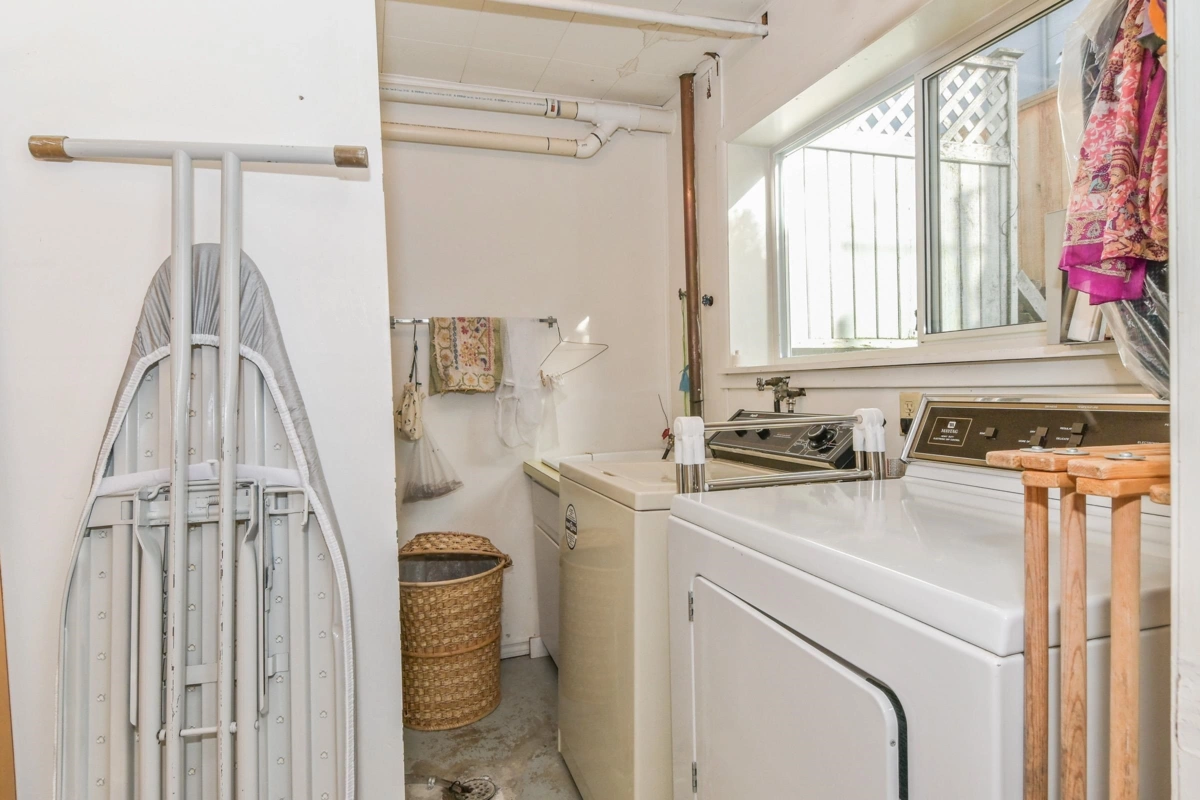 Walk-In Closet Photo of 15761 Cliff Avenue, White Rock, BC