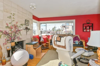 Breakfast Nook Photo of 15761 Cliff Avenue, White Rock, BC