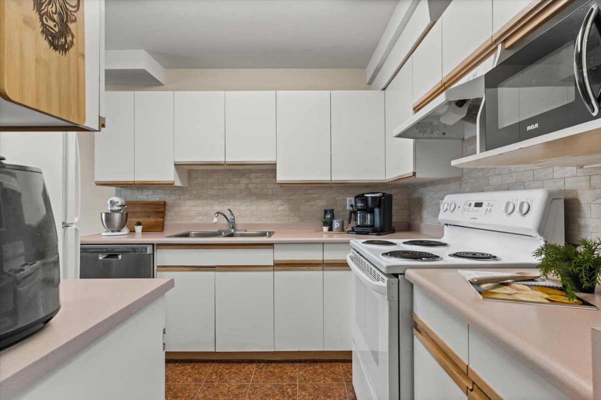 Guest Bathroom Photo of 111 45702 Watson Road, Chilliwack, BC