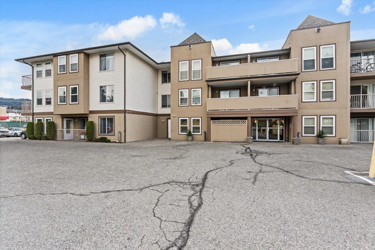 Swimming Pool Photo of 111 45702 Watson Road, Chilliwack, BC