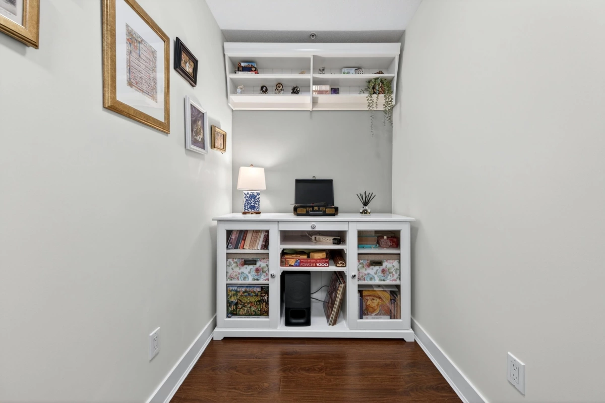 Entry Foyer Photo of 116 500 Royal Avenue, New Westminster, BC