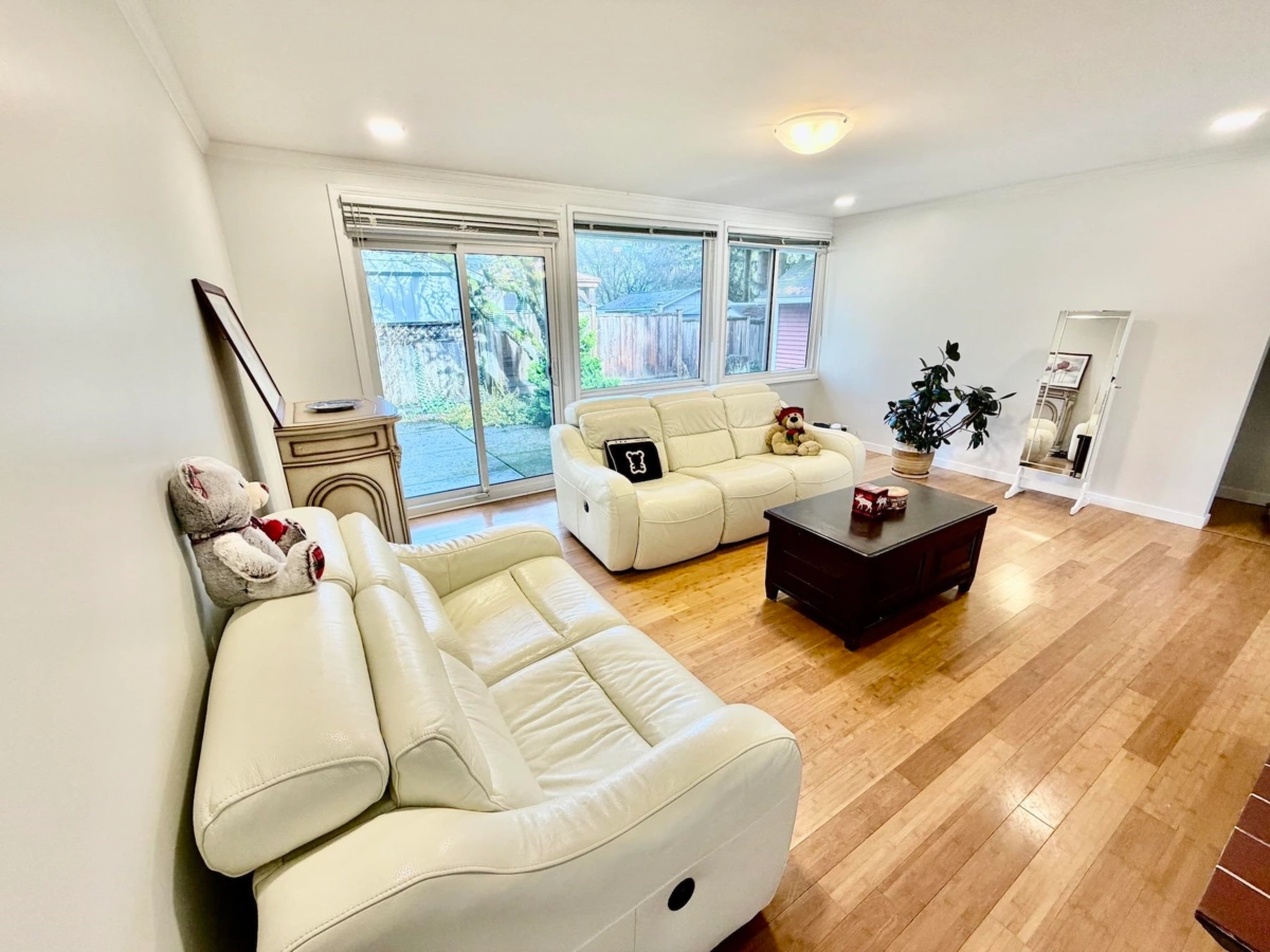 Kitchen Island Photo of 1876 Beaulynn Place, North Vancouver, BC