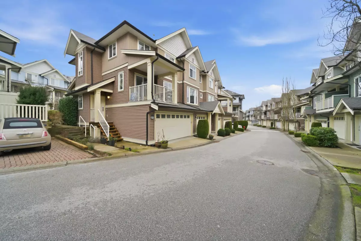 Entry Foyer Photo of 38 6575 192 Street, Surrey, BC