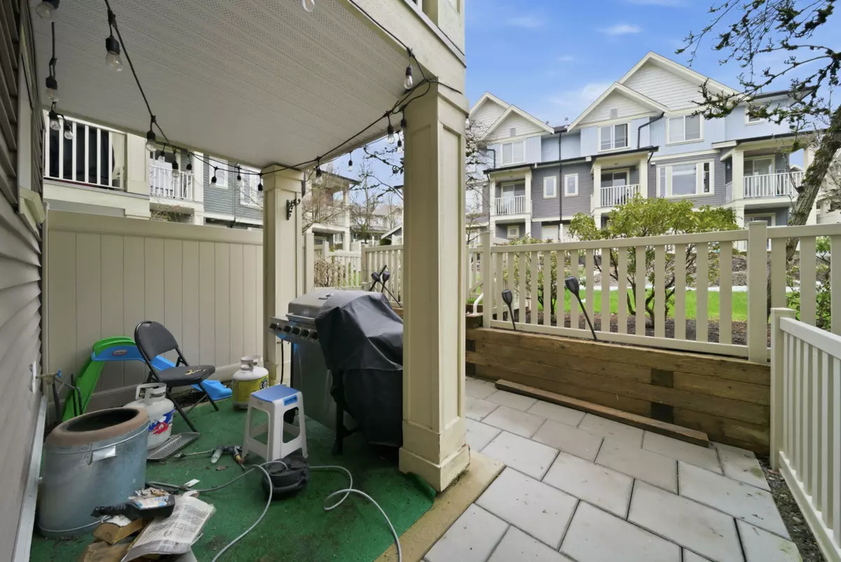 Hallway Photo of 38 6575 192 Street, Surrey, BC