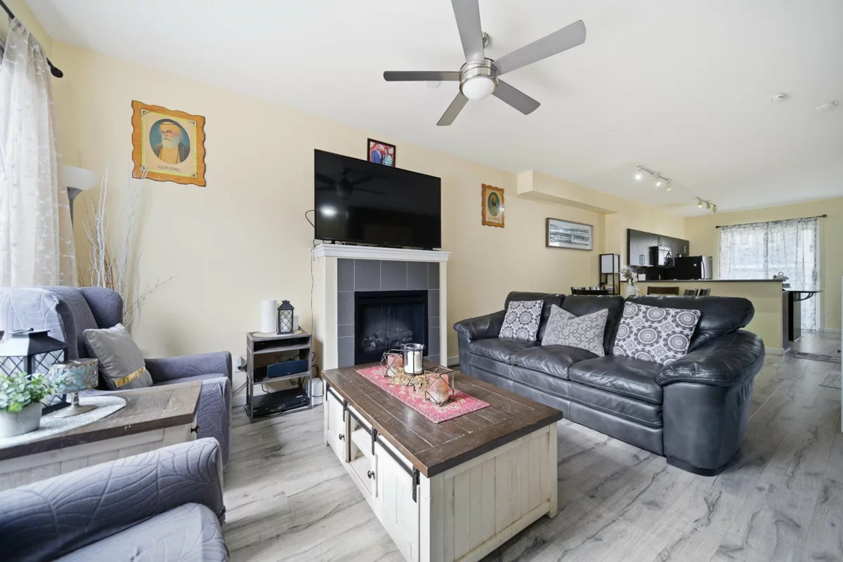 Kitchen Photo of 38 6575 192 Street, Surrey, BC