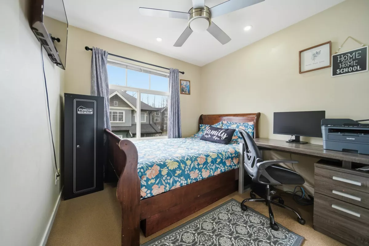 Walk-In Closet Photo of 38 6575 192 Street, Surrey, BC