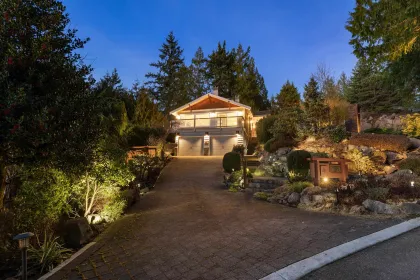 Breakfast Nook Photo of 4721 Woodside Place, West Vancouver, BC
