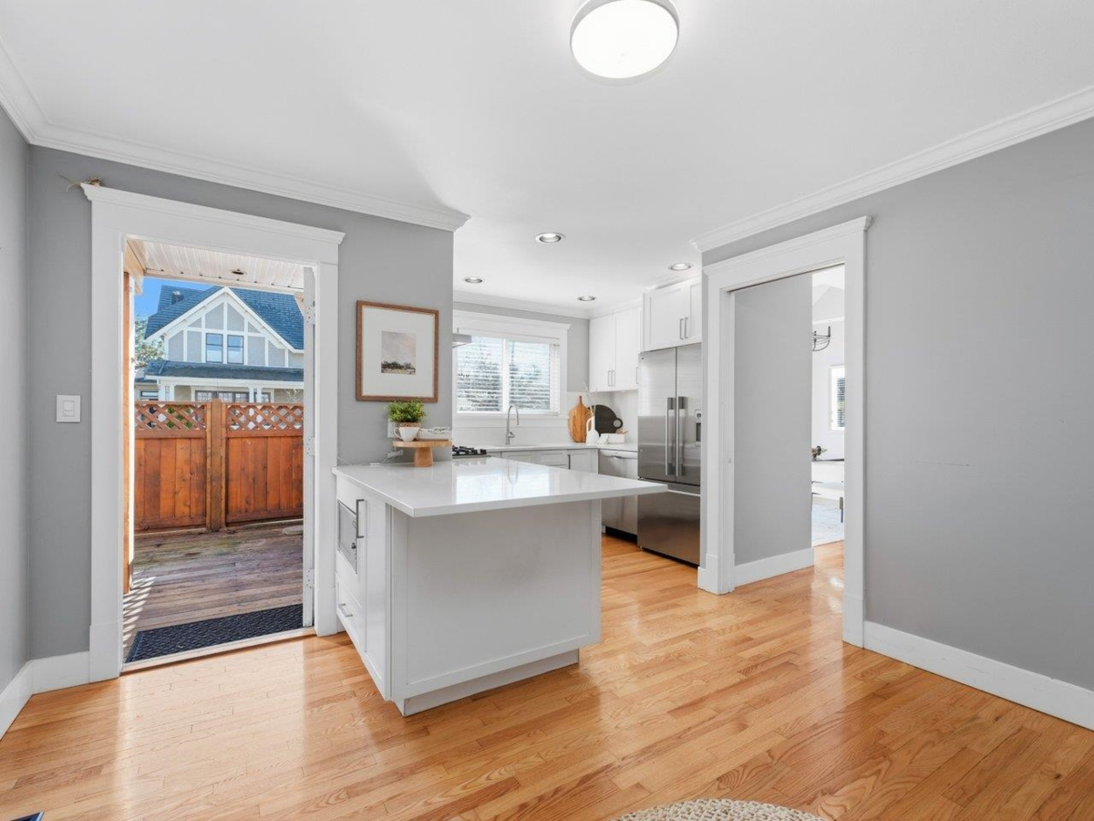 Walk-In Closet Photo of 280 E 5th Street, North Vancouver, BC