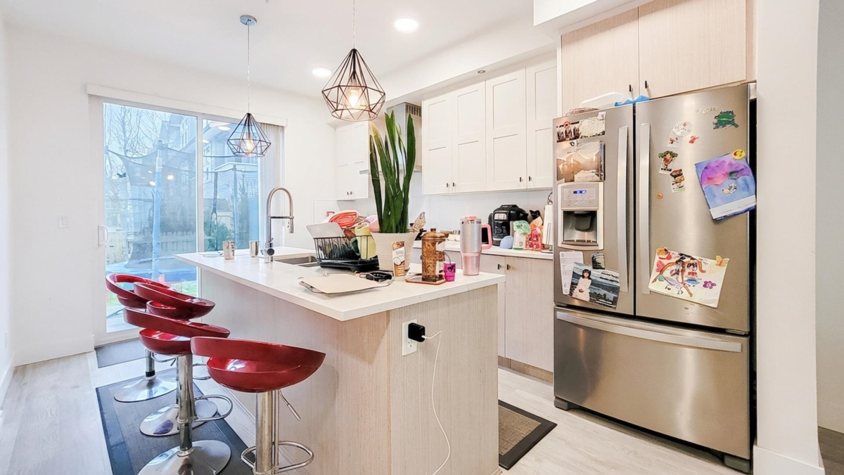 Kitchen Island Photo of 72 24108 104 Avenue, Maple Ridge, BC