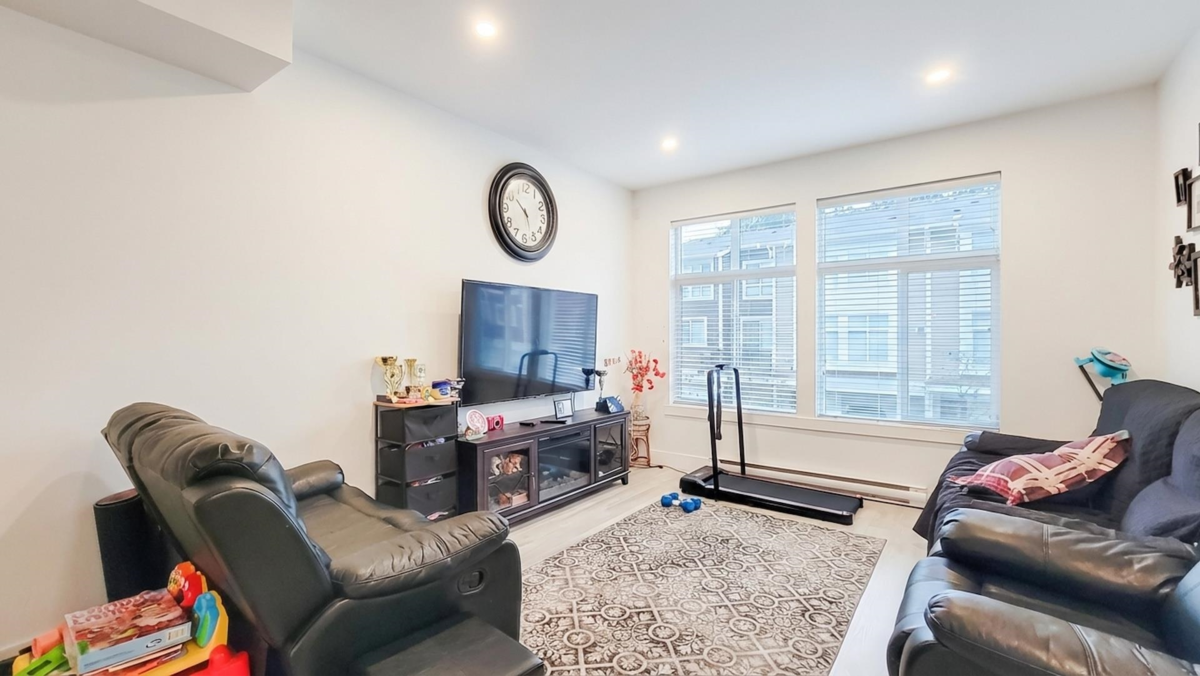 Mudroom Photo of 72 24108 104 Avenue, Maple Ridge, BC