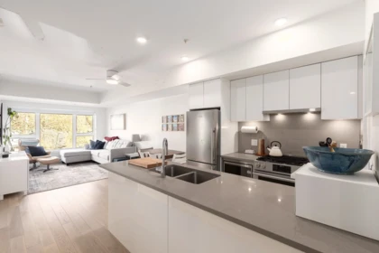 305 2666 Duke Street, Vancouver, BC, Vancouver — Apartment/Condo for sale