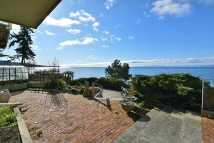 Primary Bedroom Photo of 5907 Sunshine Coast Highway, Sechelt, BC
