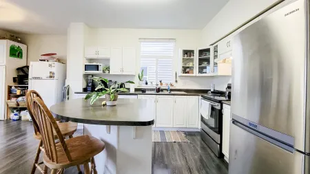 Kitchen Island Photo of 18455 67 Avenue, Surrey, BC