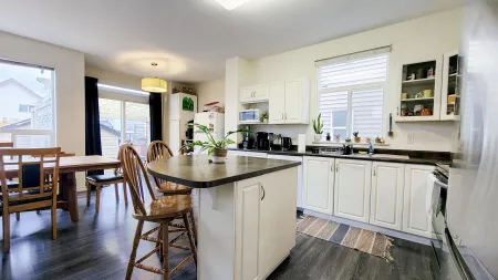 Kitchen Photo of 18455 67 Avenue, Surrey, BC