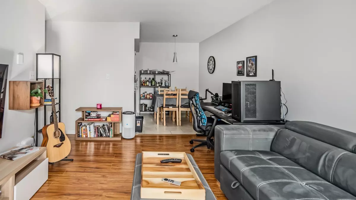 Dining Area Photo of 305 975 W 13th Avenue, Vancouver, BC