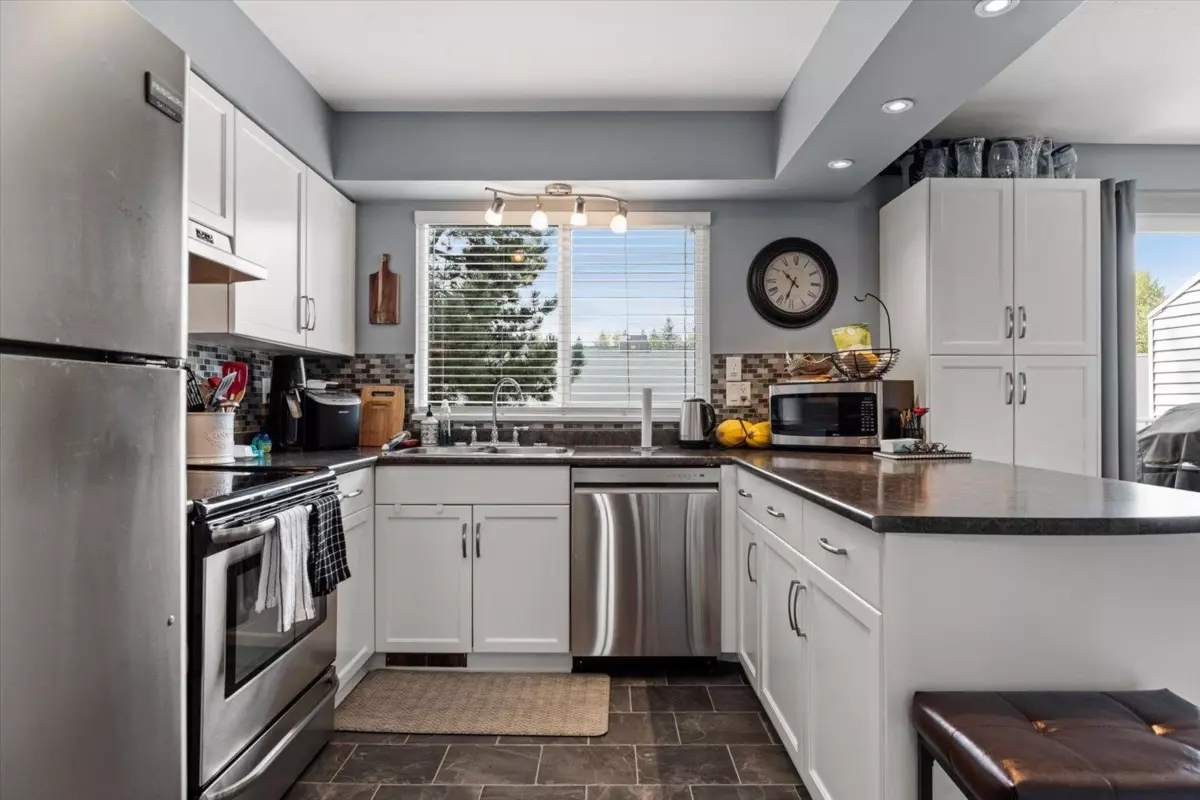 Dining Area Photo of 10 3087 Immel Street, Abbotsford, BC