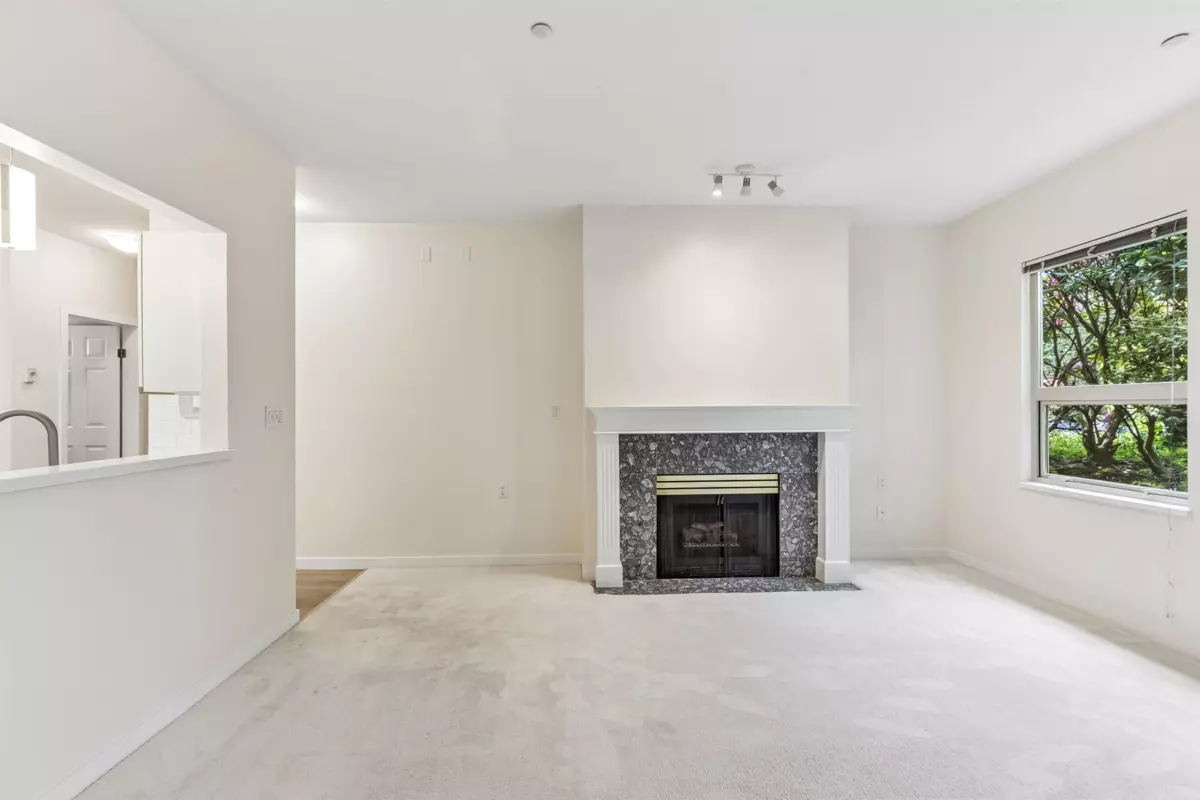 Living Room Photo of 105 843 22nd Street, West Vancouver, BC