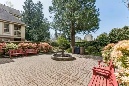 Front Yard Photo of 105 843 22nd Street, West Vancouver, BC