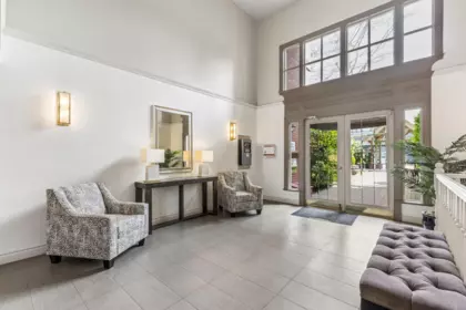 Hallway Photo of 105 843 22nd Street, West Vancouver, BC