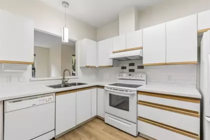Kitchen Island Photo of 105 843 22nd Street, West Vancouver, BC