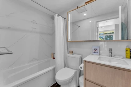 Primary Bathroom Photo of 104 15165 Thrift Avenue, Surrey, BC