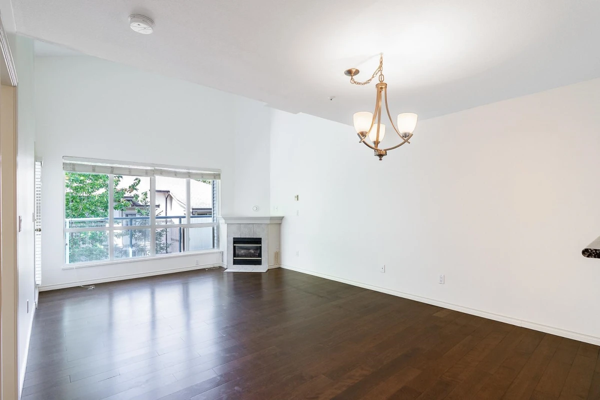 Dining Area Photo of 411 14885 100 Avenue, Surrey, BC