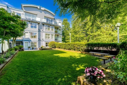 Hallway Photo of 411 14885 100 Avenue, Surrey, BC
