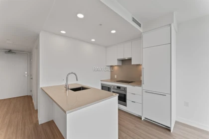 Kitchen Photo of 1003 13675 107a Avenue, Surrey, BC