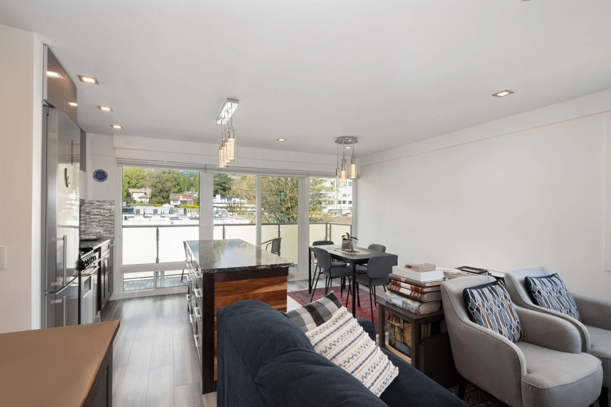 Dining Area Photo of 303 1845 Bellevue Avenue, West Vancouver, BC