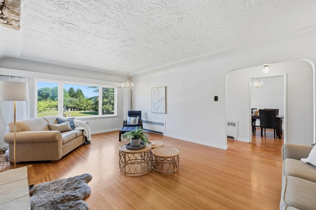 Dining Area Photo of 2880 Oxford Street, Vancouver, BC